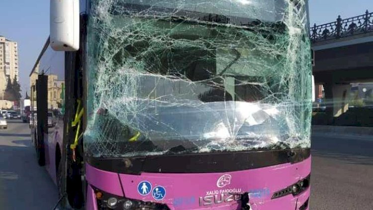    Bakıda sərnişin avtobusu ağır qəzaya düşdü - Video   