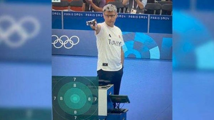    Əli cibində Olimpiadada medal qazandı, gündəm oldu - VİDEO   