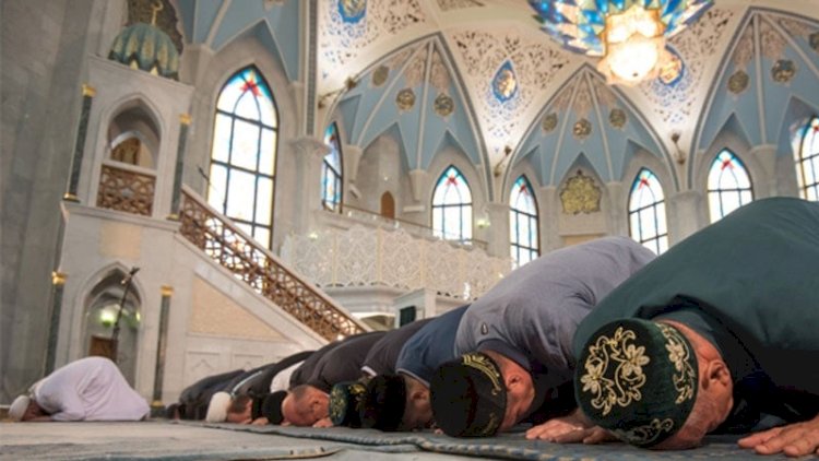    Azərbaycanda mömin namaz vaxtı axunda sillə vurdu   