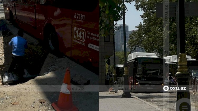    Sərnişin avtobusu şəhər mərkəzində çuxura düşdü - Fotolar   