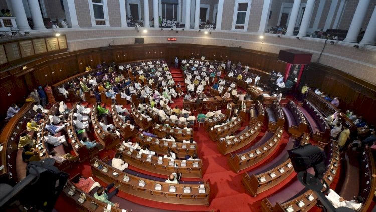    Kütləvi etirazlardan sonra parlament buraxıldı   
