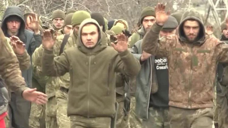    Rus əsgəri silahı yerə qoyur: Putin təslim olur   