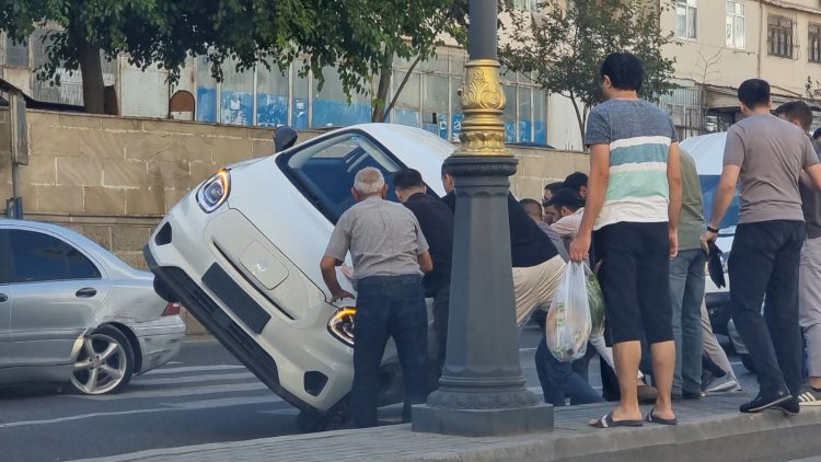    Qadın sürücünü çaşdırdı, maşın aşdı –   Video