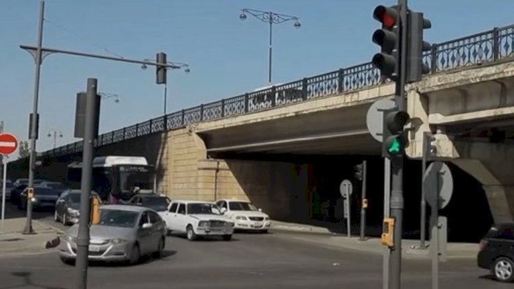    Bakının bəzi yerlərində sürücüləri çətin vəziyyətə salan işıqforlar - Video   