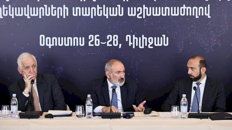    Paşinyan erməni diplomatları aşağıladı: “Qarşımda tələbə kimi dayanın”   