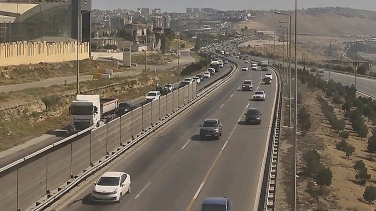    Piyadanı avtomobil vurdu: Yolda sıxlıq yarandı   