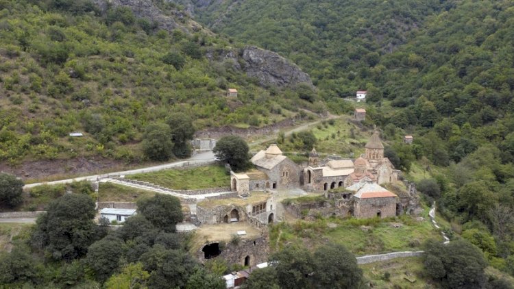    İlham Əliyev və Mehriban Əliyeva Kəlbəcərdəki Xudavəng monastır kompleksində oldular   