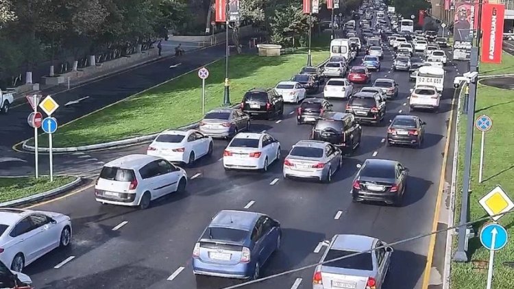    Bakının bu yollarında tıxac var   