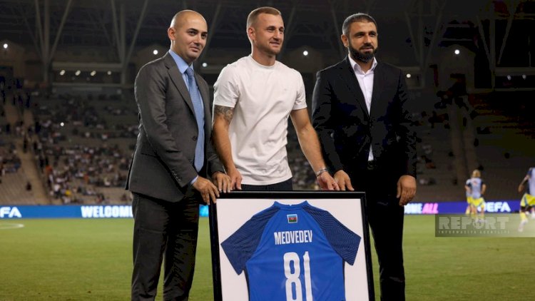    Azərbaycan millisinin sabiq futbolçusuna xatirə hədiyyəsi verildi   