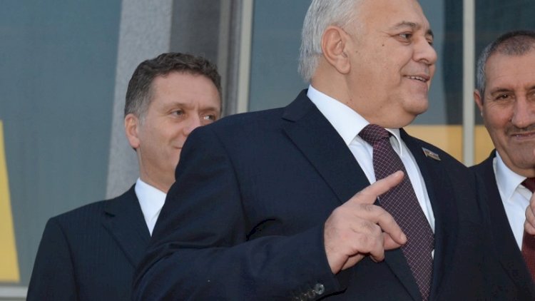    Oqtay Əsədov Azərbaycandan getdi   