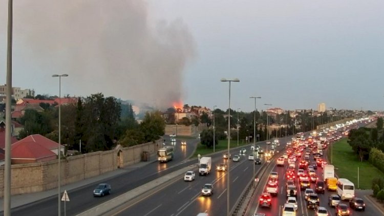    Bakıda yanğına baxan sürücülər tıxac yaradır - Foto   