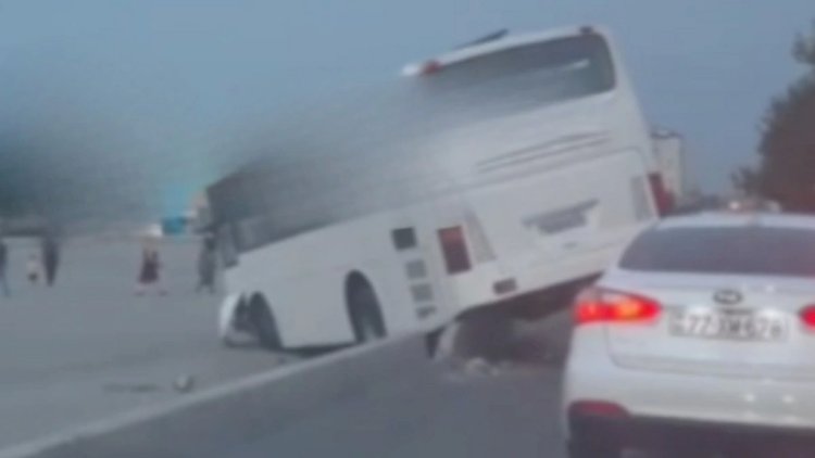    Bakıda sürücü sərnişin avtobusunu daş plitəyə çırpdı - Video   