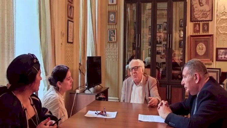    Anardan Elzaya xəbərdarlıq: Şeirlərin vulqardır!   