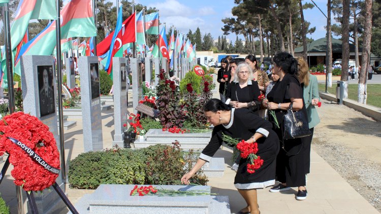    İkinci Fəxri Xiyabanda şəhidlərin məzarları ziyarət olunur    