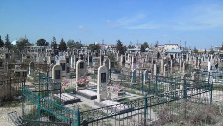   Bakıda yolun ortasında məzar qazdılar - Video   