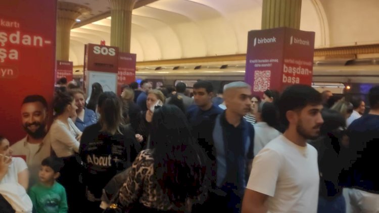    SON DƏQİQƏ: Sərnişinlər qatardan düşürüldü, metroda nə baş verir? - Fotolar   