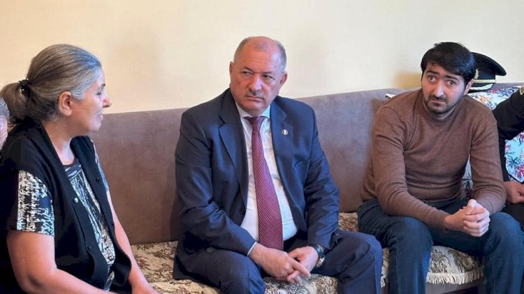    İcra başçısı əil vətəndaşın evinə getdi, hədiyyə verdi   - Fotolar