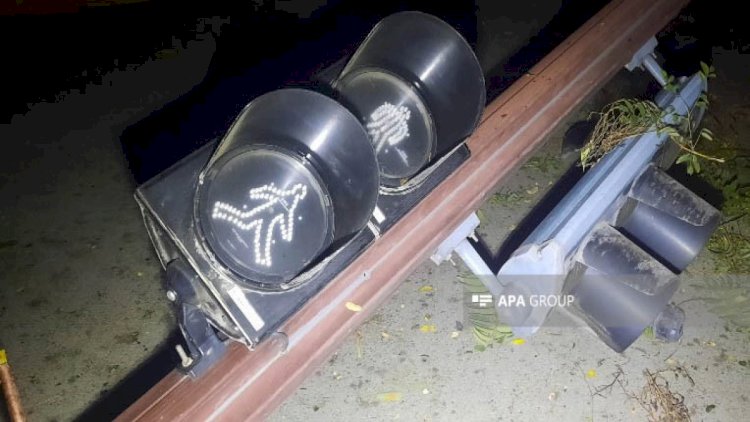    Yasamalda avtomobil işıqfora çırpıldı - Fotolar   