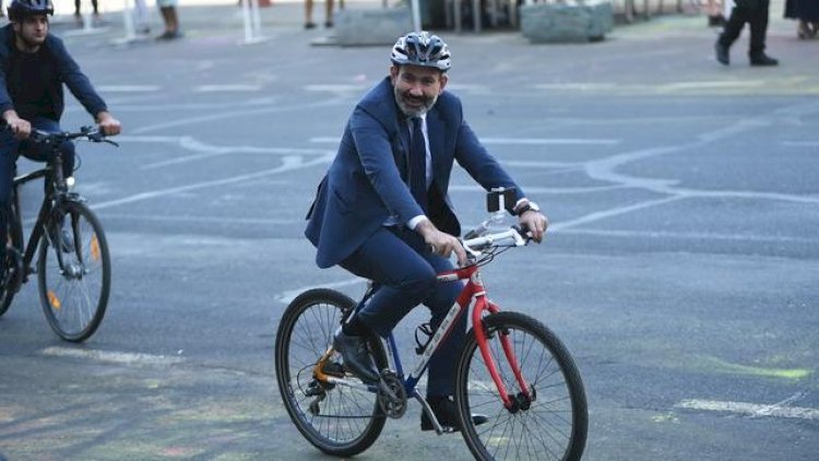    Paşinyan Moskvada da velosiped sürdü - VİDEO   