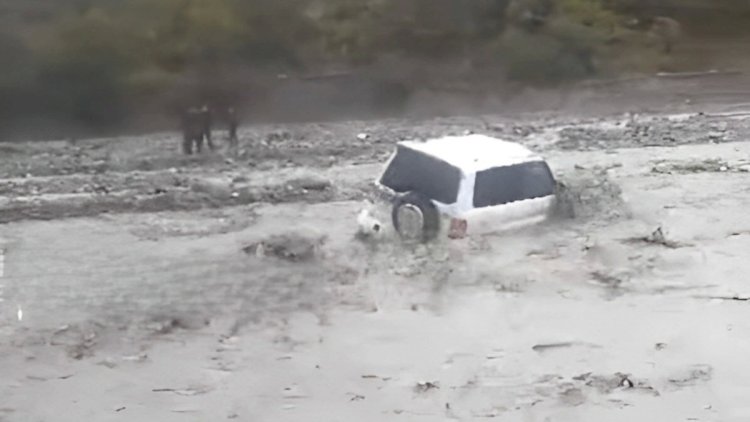    Azərbaycanda müəllimləri daşıyan maşını sel apardı - ANBAAN VİDEO   