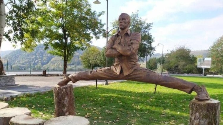    Van Dammın Qəbələdəki heykəli götürüldü   