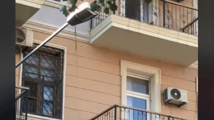    Yasamalda binanın balkonu uçdu - Video   