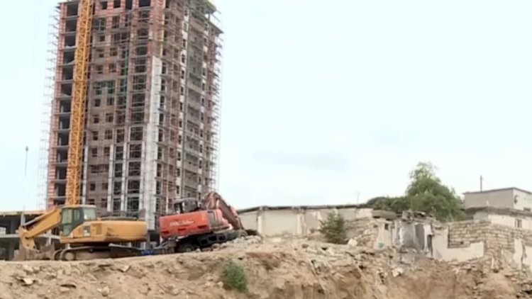    Tikinti şirkəti sakini zorla evindən çıxarmaq istəyir?   