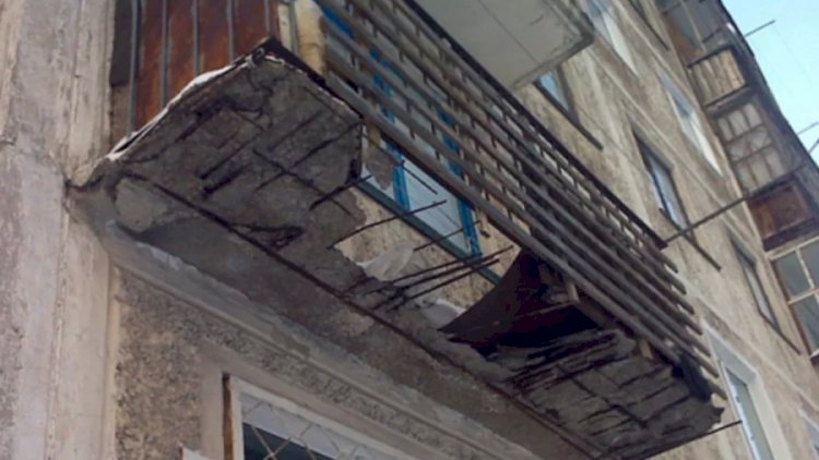    Bakıda binanın balkonu uçdu   
