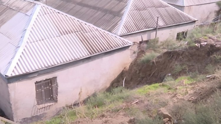    Bakıda daha bir torpaq sürüşməsi: Evlər təhlükədə - Video   