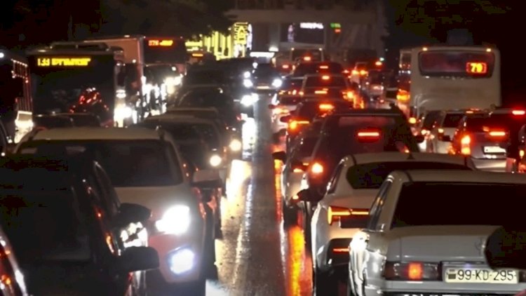    Bakının əsas prospektində uzun tıxac yarandı   