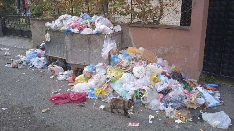    İstanbulun birməhəlləsini üfunət bürüdü   