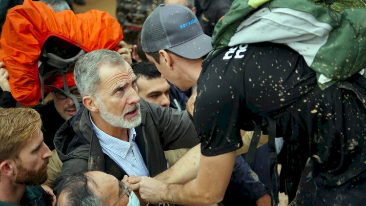    İspanlar kralı qovdu   