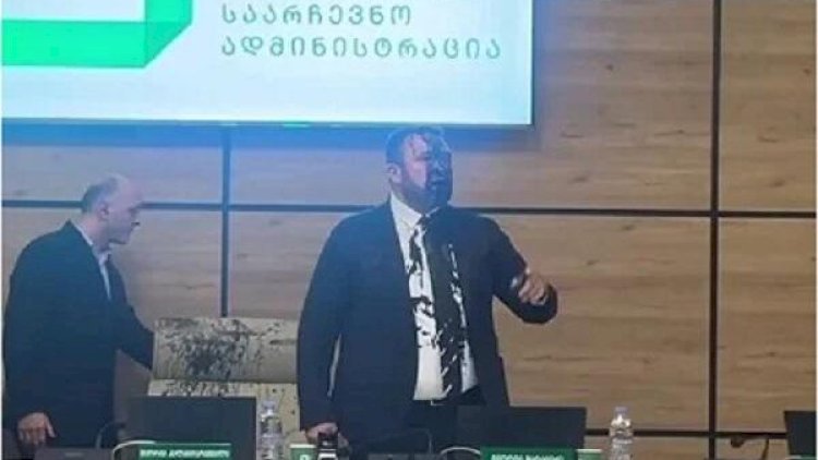    Gürcüstan MSK-nın iclasında dava: sədrin üstünə boya atıldı   