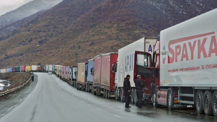    Ermənilərin yeganə yolu bağlandı: Maşınlar sərhəddə gözləyir, ümid Bakıyadır   