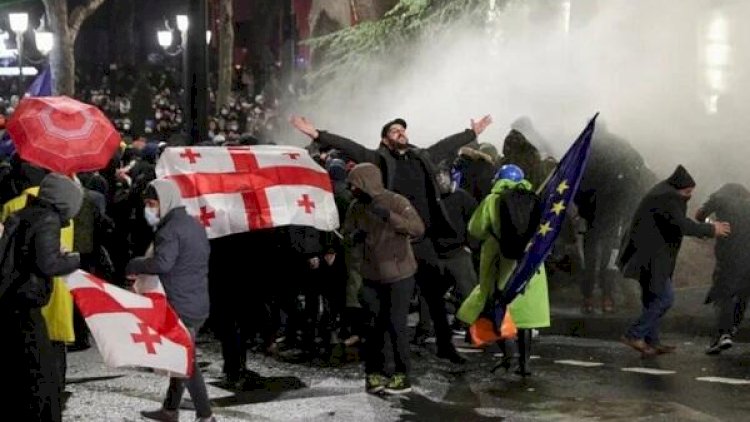    Tblisidə aksiyalar davam edir: Etirazçılar irəliləyir   