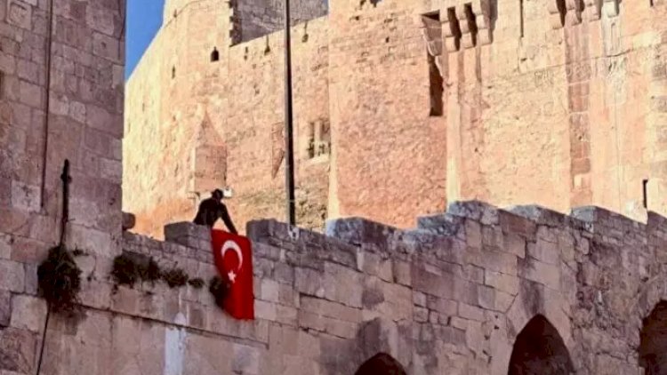    Hələbə Türkiyə bayrağı sancıldı - VİDEO   