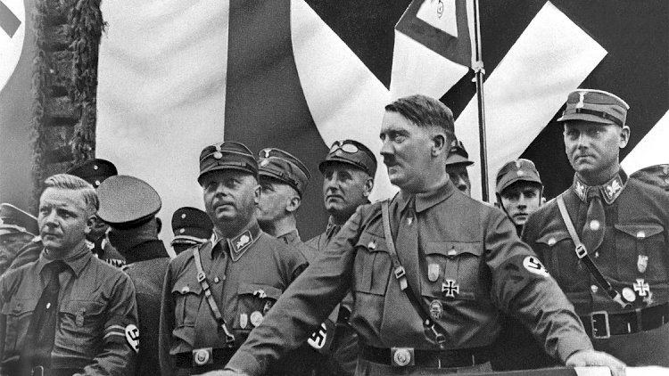    Polşada Hitlerin şəxsi bayrağı tapıldı   