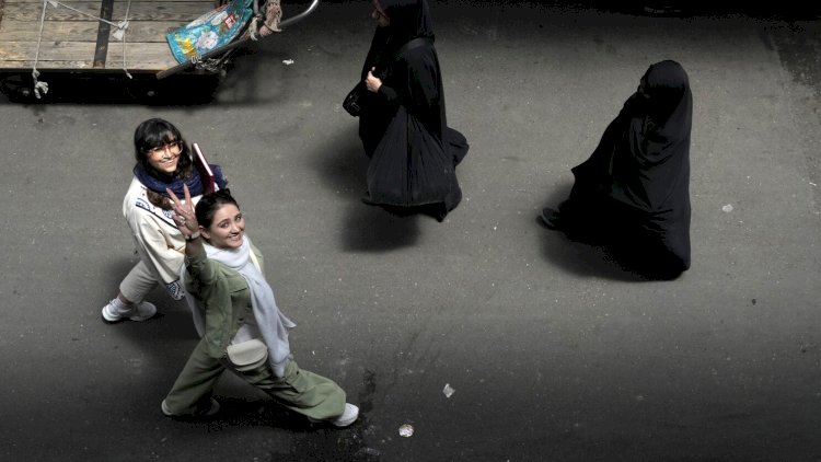    İranda qadınlar üçün YENİ QADAĞALAR: boyunlarını, qollarını...   