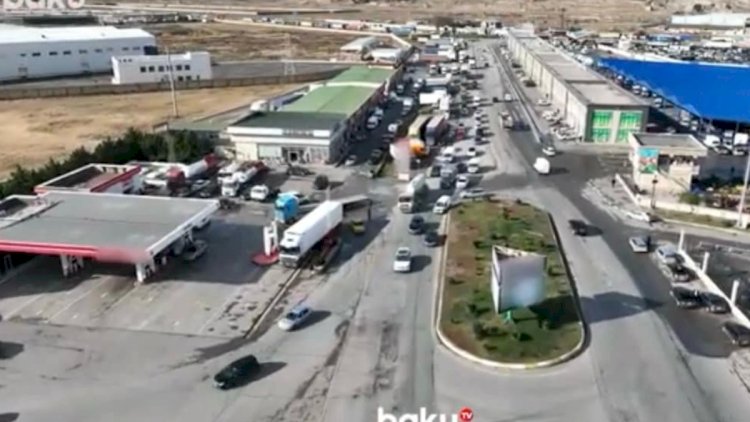    Məşhur ticarət mərkəzinin yaxınlığındakı yol sürücüləri çaşdırır - Video   