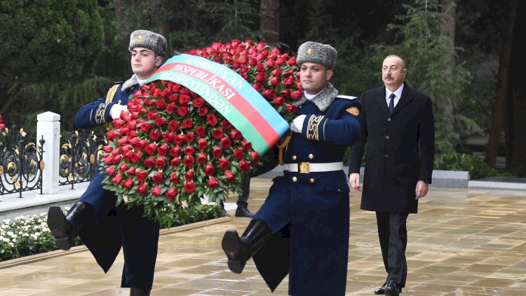    İlham Əliyev və Mehriban Əliyeva Ümummilli Liderin məzarını ziyarət etdilər   