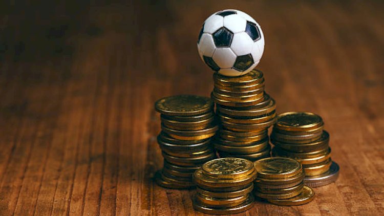    112 illik futbol klubu rəhbərsiz və borc içində   
