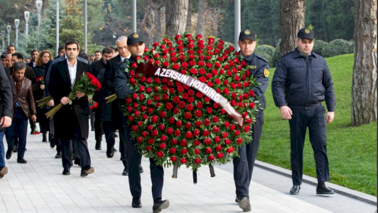    “Azərsun Holdinq“in rəhbər heyəti Ulu Öndərin məzarını ziyarət etdi   