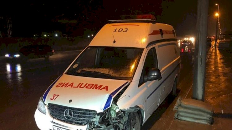    Təcili tibbi yardım avtomobili həkimin maşını ilə toqquşdu, xəsarət alan xəstə öldü   