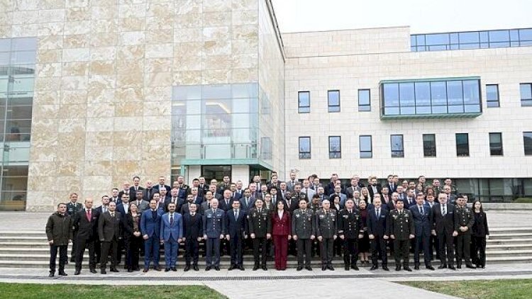    NATO komandanı Azərbaycana gəldi   