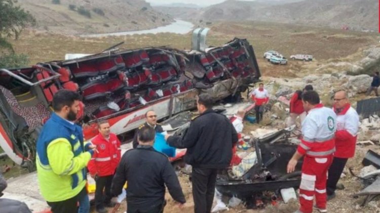    İranda dəhşətli qəza: 10 ölü, 17 yaralı   