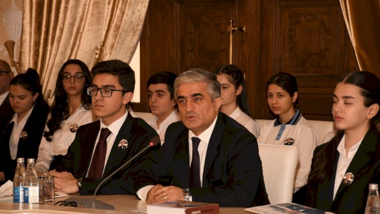    Bakı şəhər məktəblilərinin müəllifi olduğu növbəti kitab çap edilib   
