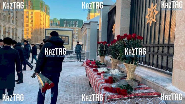   Astana sakinləri səfirliyimizin önünə gül dəstələri gətirir   