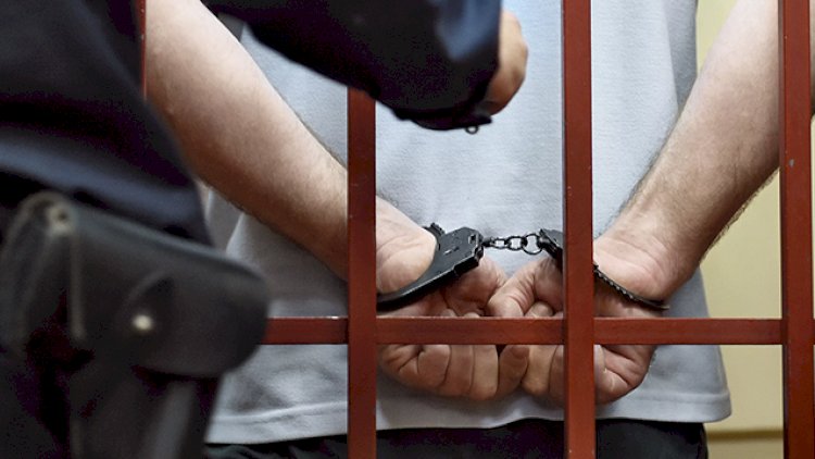    Quranın üstündə oturan gənc bloqeri polis saxladı - Foto   
