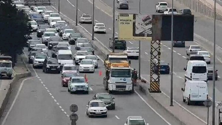    Bu yolda təmir işləri aparıldı, sıxlıq yarandı   