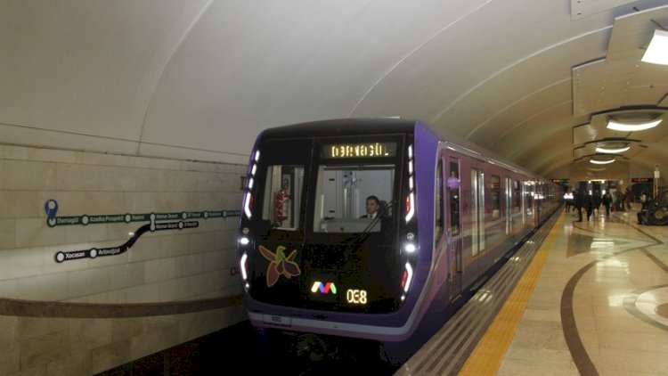    Bakı metrosunda sərnişin relslərin üstünə yıxıldı, qatarların hərəkəti dayandı   